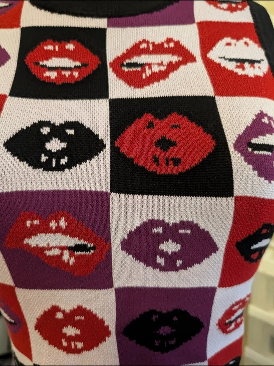 Garage Knit Sleeveless Lip-Print Crop Top - Red, Purple & Black - Picture 2 of 6